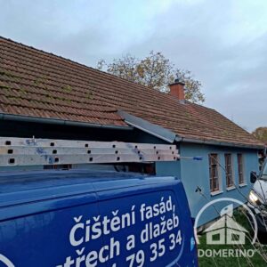 čištění střechy odstraňování mechů a lišejníků