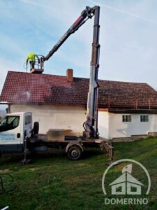 Profesionálové v akci na střeše z hydraulické plošiny