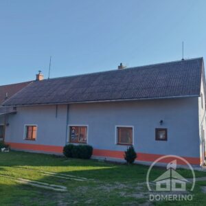 znečištěná střecha rodinného domu