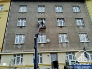 čištění a nátěr historické fasády z hydraulické plošiny