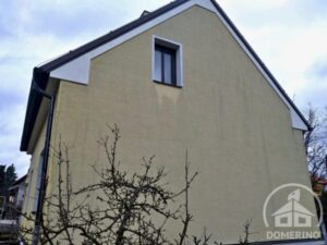 fasáda rodinného domu od plísně