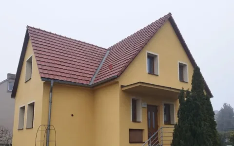 Kompletní čištění fasády a dlažby v Poděbradech