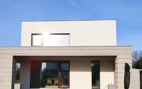 Čištění silně zanesené fasády ve Zbuzanech