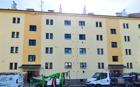 Čištění fasády bytového domu – Jičín