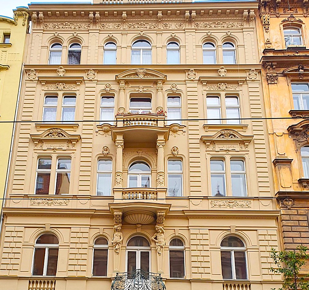 Čištění a nátěry historických fasád