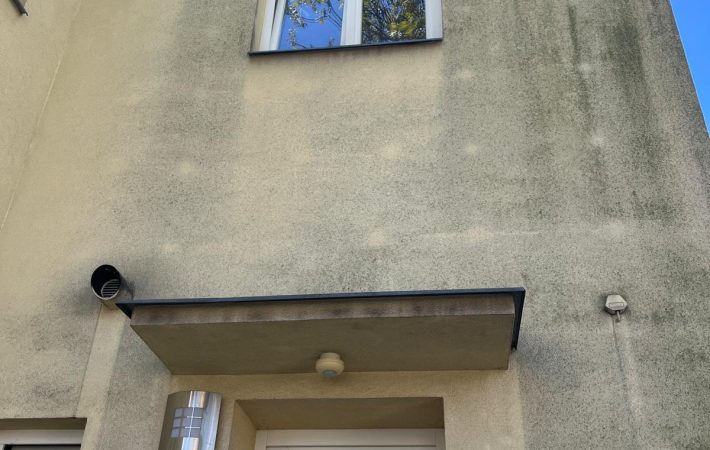 Znečištěná fasáda rodinného domu