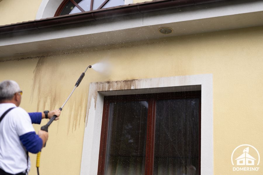 Čištění fasády se provádí vysokotlakými stroji