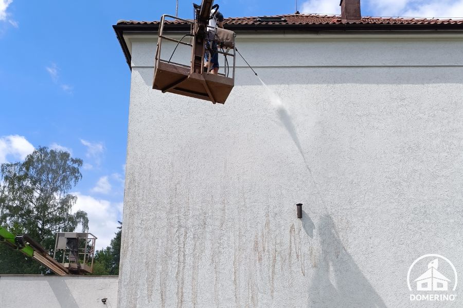 Čištění fasády odstraní plísně a další nečistoty